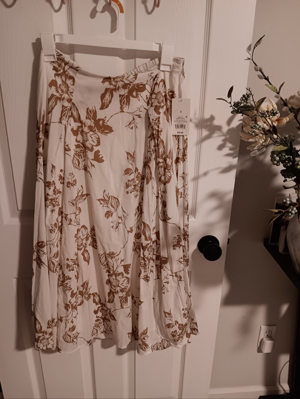 A New Day Brown And Cream Floral Pleated Skirt. Small NWT.